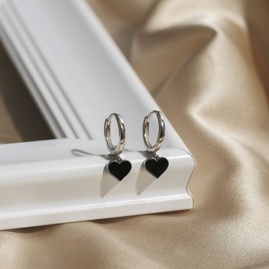 CLASSIC | Babydoll black mini heart earrings - Yellow Gold