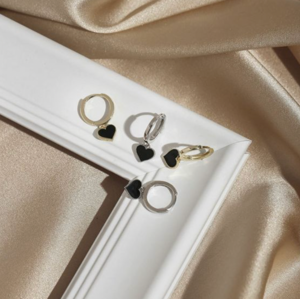 CLASSIC | Babydoll black mini heart earrings - Yellow Gold